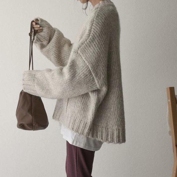 Noëlle | Trendy oversized ivory white sweater with stylish front pocket for an elegant look