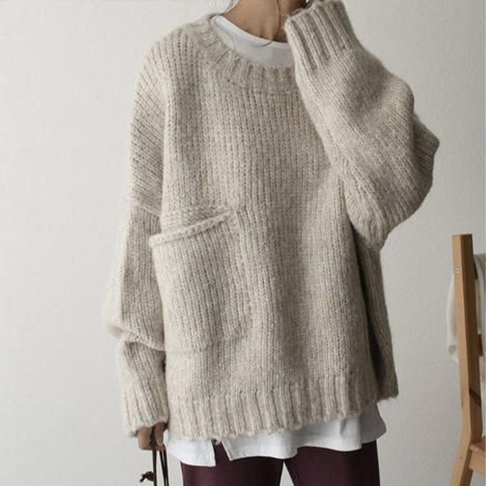 Noëlle | Trendy oversized ivory white sweater with stylish front pocket for an elegant look
