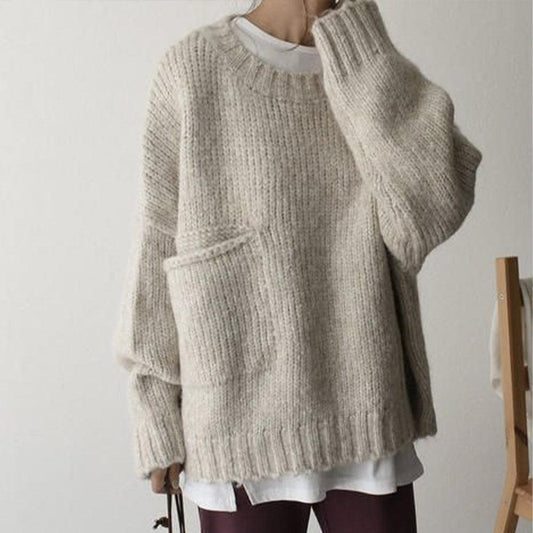 Noëlle | Trendy oversized ivory white sweater with stylish front pocket for an elegant look